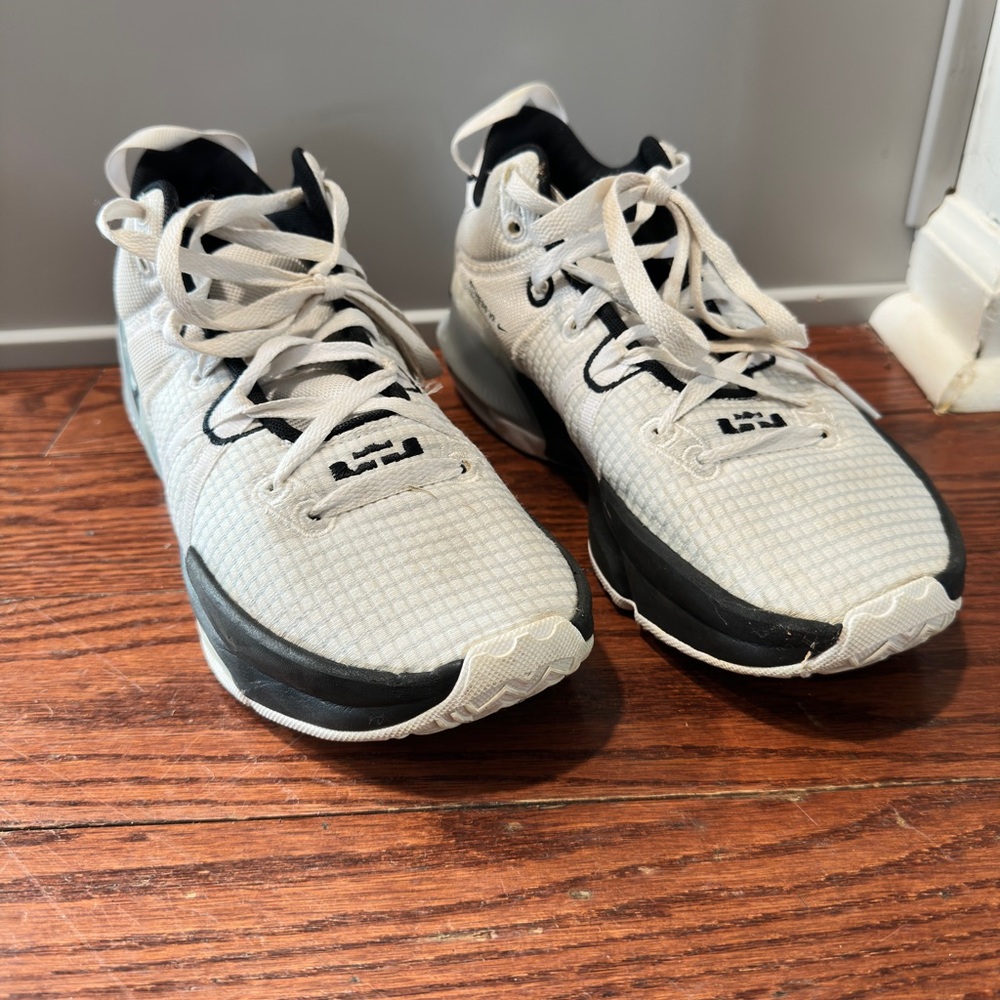 Nike Men's Lebron Witness 7 Basketball Shoes